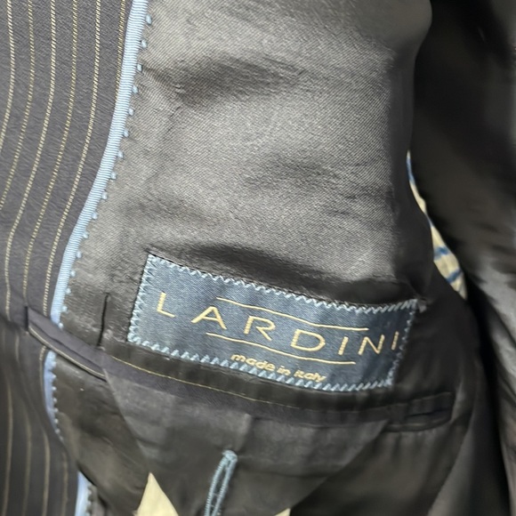 2 button Mens pinstripe Suit - Picture 3 of 6